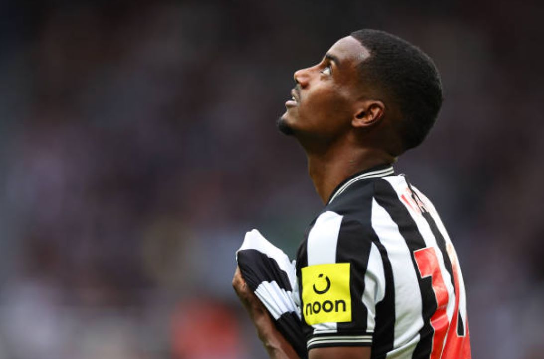 Arsenal bít cửa chiêu mộ Isak.